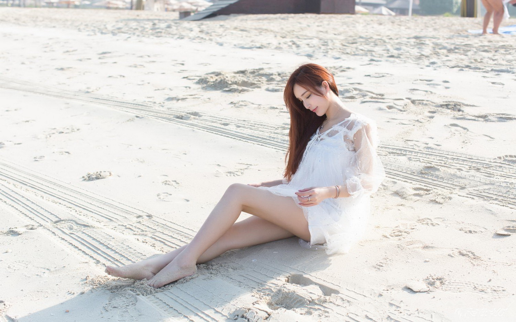 白色长裙气质美女海边写真 第一张